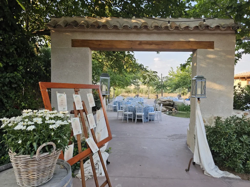 Acceso decorado a una celebración de boda en Los Castillos