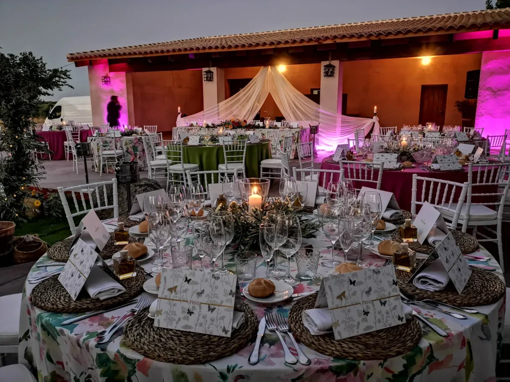 Banquete de boda decorado con flores y luces en Los Castillos