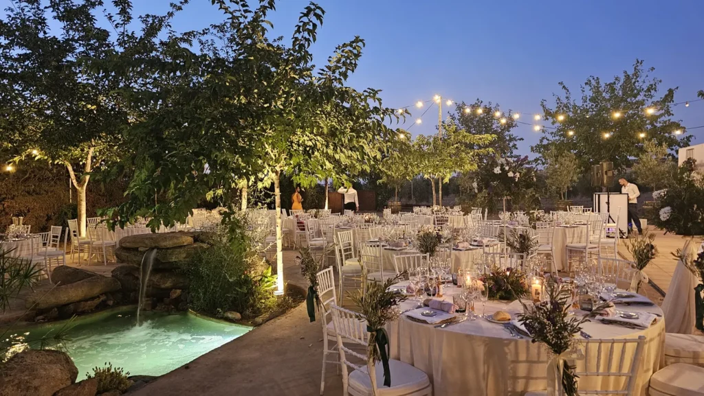 Mesas de banquete de boda al atardecer en Los Castillos