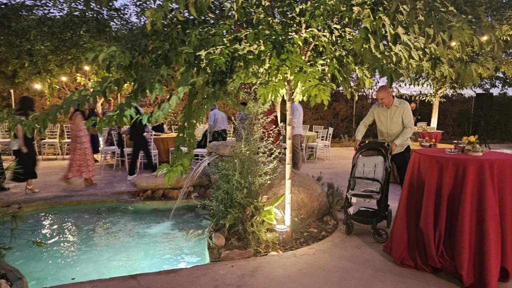 Invitados en una celebración nocturna junto a la piscina de Los Castillos
