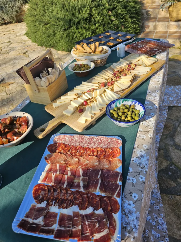 Mesa de catering preparada al aire libre en Los Castillos