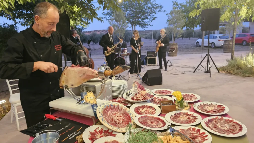 Preparación de platos para un evento en Los Castillos