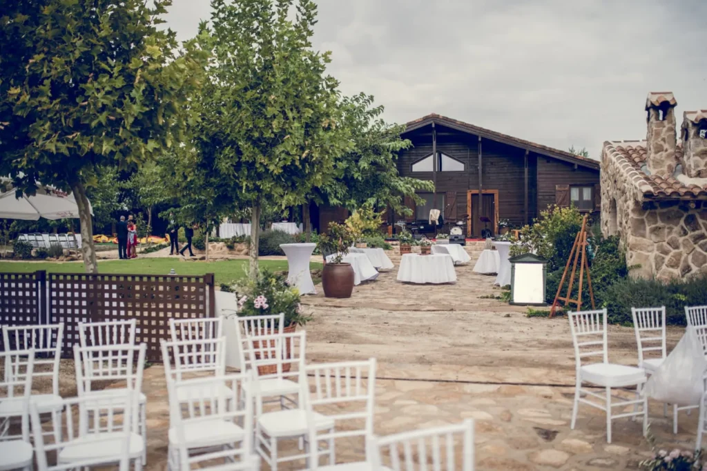 Sillas y pasillo preparados para una ceremonia de boda en Los Castillos