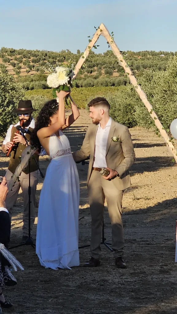 Pareja durante una ceremonia de boda al aire libre en Los Castillos