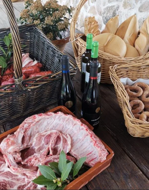 Cesta barbacoa con carnes, pan y vino
