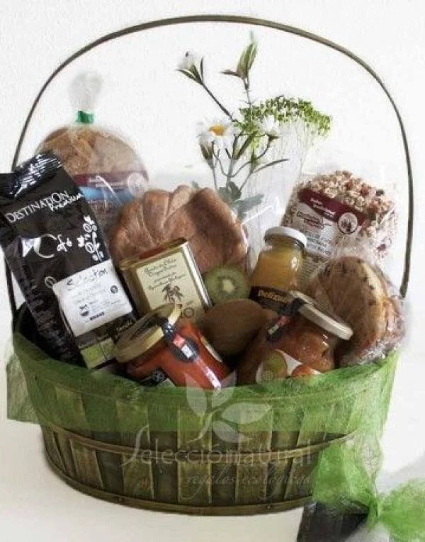 Cesta de desayuno con productos artesanos