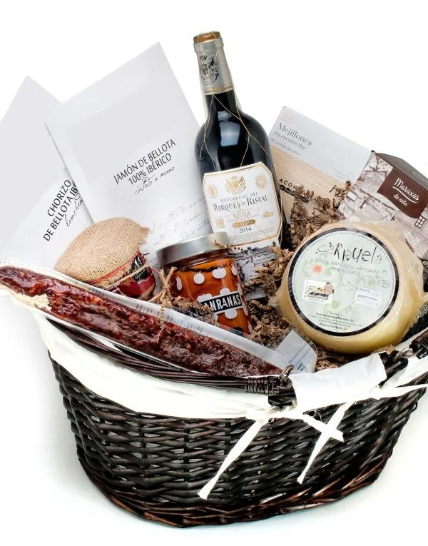 Cesta con productos tradicionales de la comarca