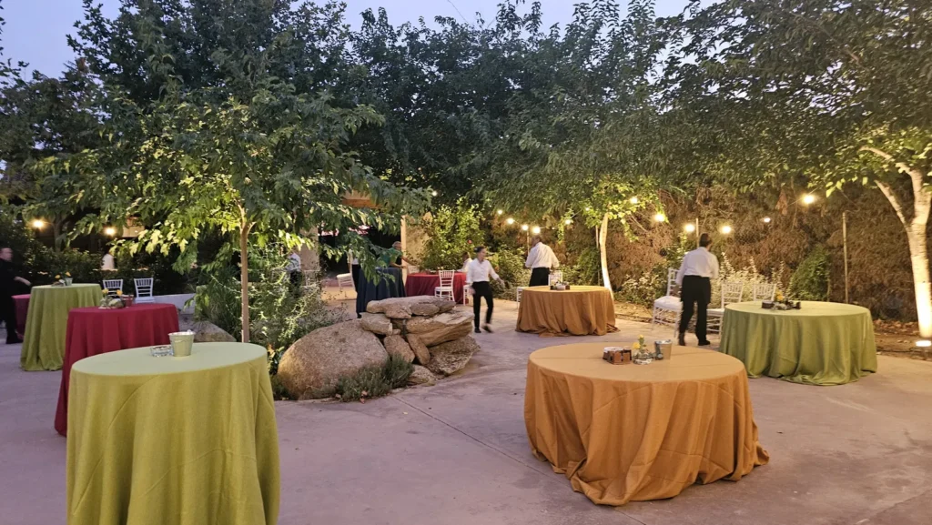Mesas altas preparadas para un encuentro al aire libre en Los Castillos