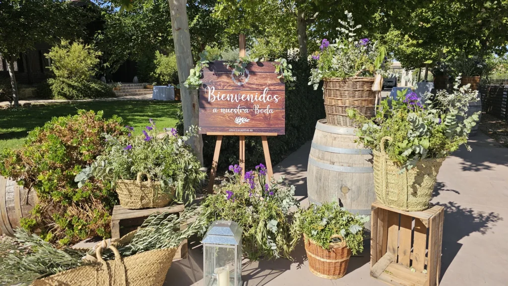 Decoración floral para una boda en el jardín de Los Castillos