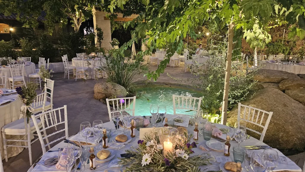 Detalle de una mesa de boda junto a la piscina de Los Castillos