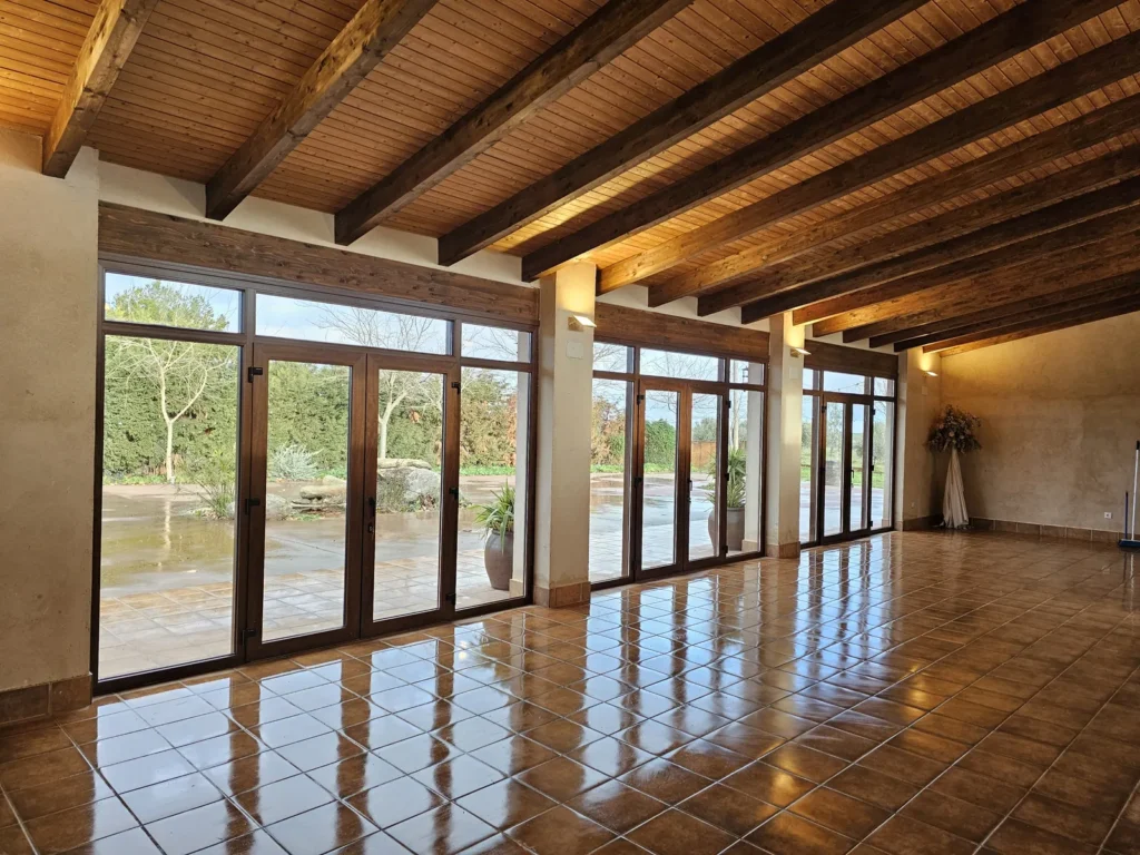 Espacio interior con grandes ventanales para eventos en Los Castillos
