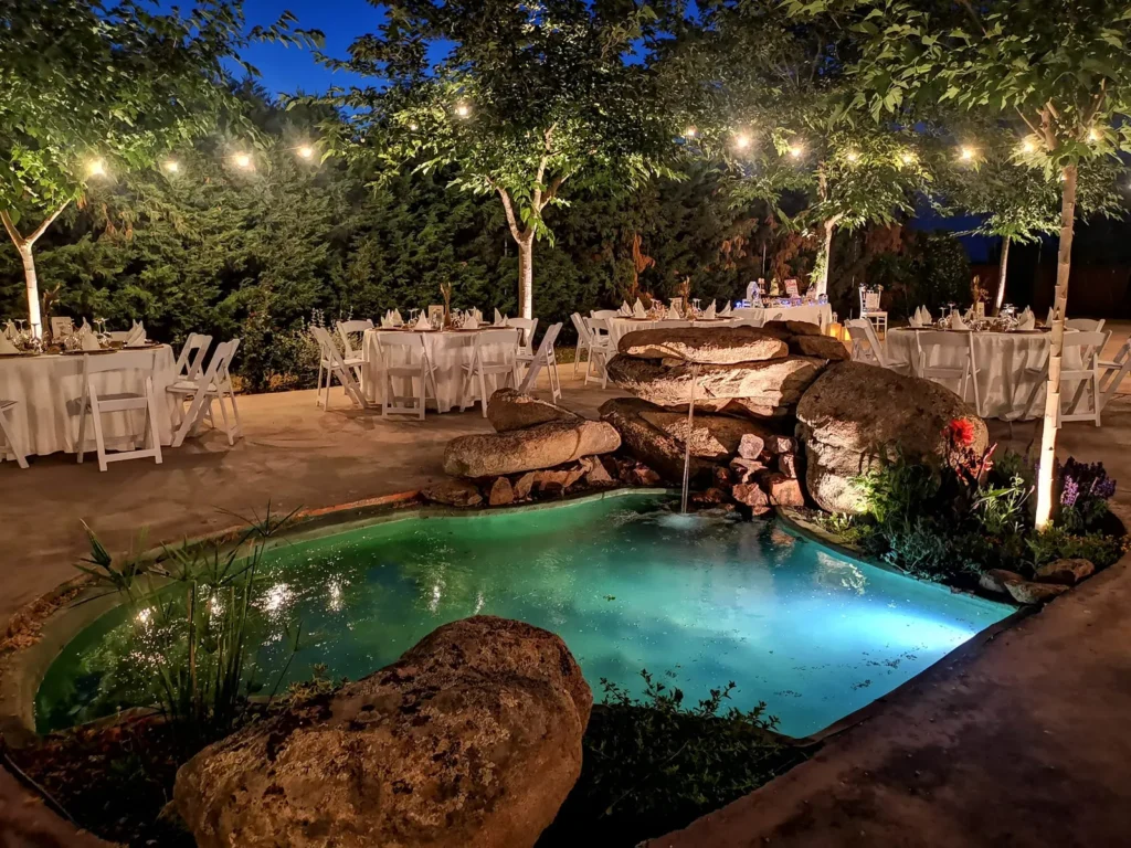 Jardín iluminado para una boda nocturna en Los Castillos