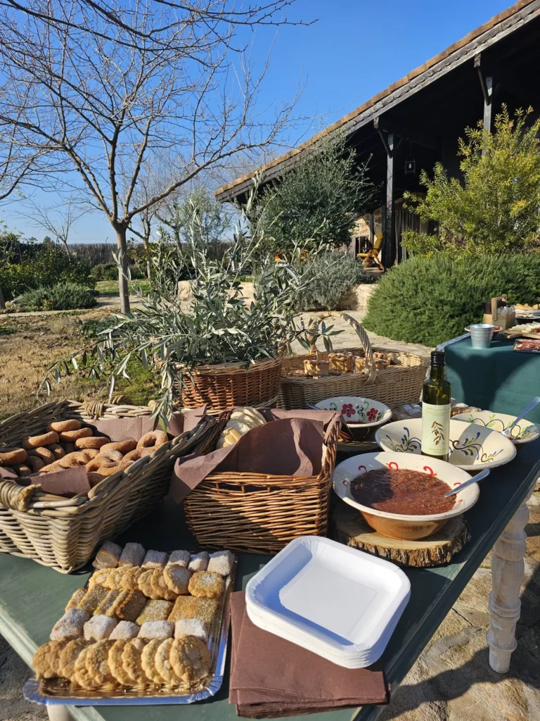 Mesa de comida al aire libre para una celebración familiar en Los Castillos