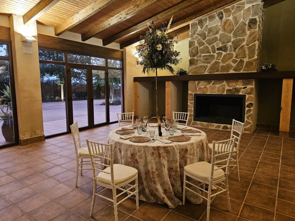 Mesa redonda preparada para una celebración en el salón de Los Castillos