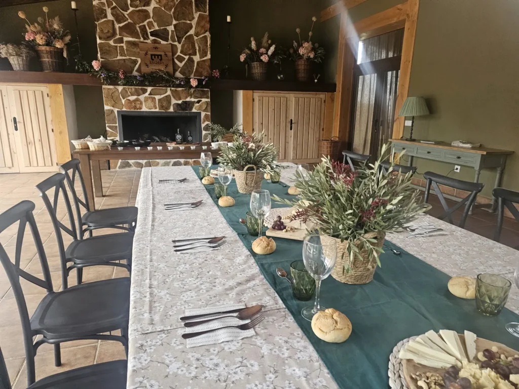 Mesa larga preparada para una reunión gastronómica en Los Castillos