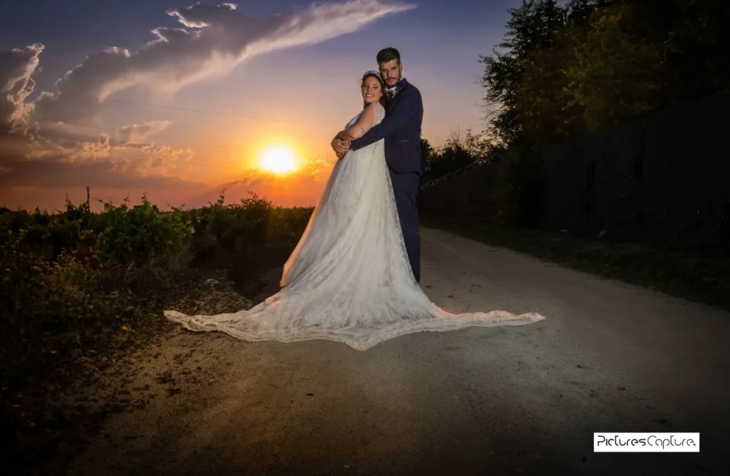 Pareja de novios fotografiada al atardecer en Los Castillos