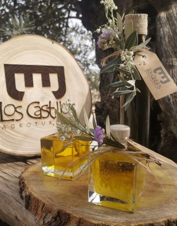 Botellas pequeñas de aceite de oliva preparadas como obsequio