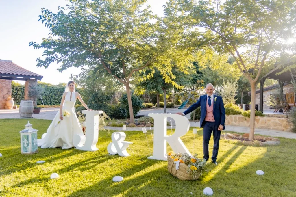 Pareja de novios en el jardín de Los Castillos