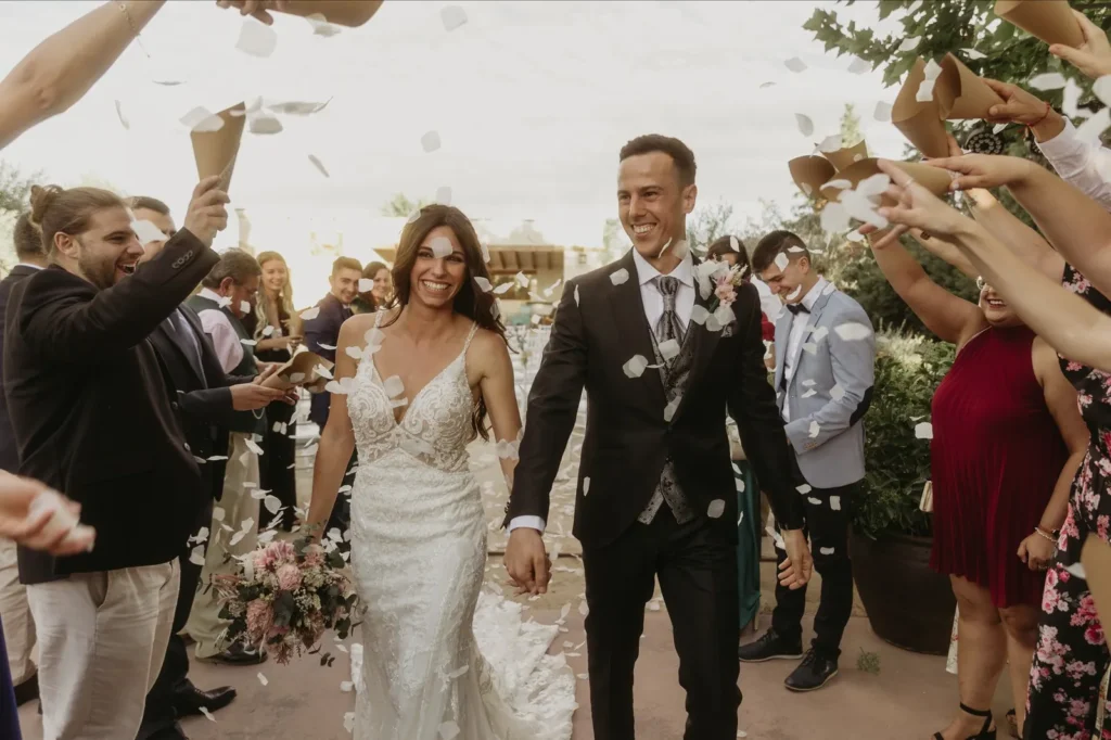 Pareja de recién casados saliendo de su celebración en Los Castillos