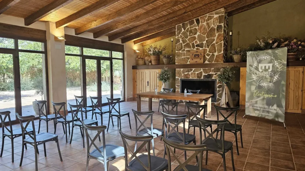 Sala preparada con sillas y proyector para un evento de empresa en Los Castillos