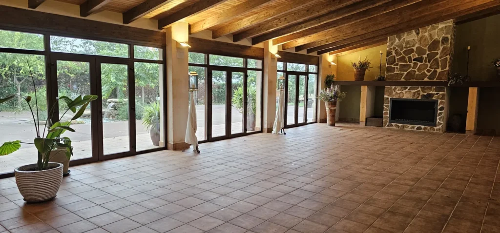 Salón interior diáfano de Los Castillos para reuniones y celebraciones