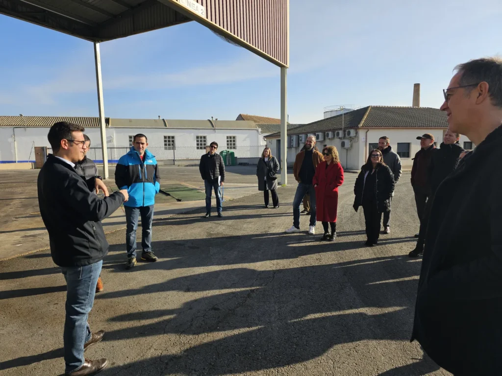Grupo de visitantes recorriendo las instalaciones de Los Castillos