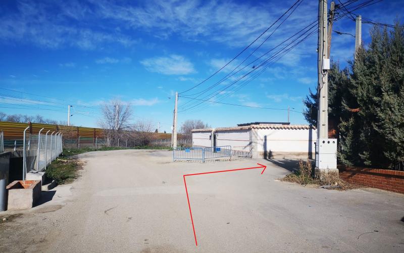 Calle entre las viviendas donde se gira a la derecha