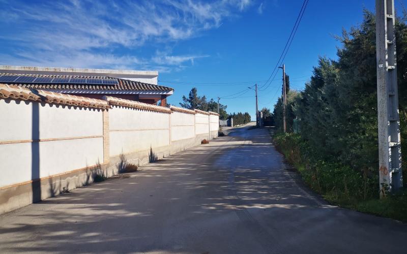 Calle que continúa hacia el camino rural